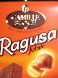 Zoomer sur Chocolat suisse Ragusa lait et noisettes